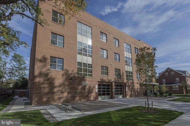 Building Photo - 905 N Jackson St