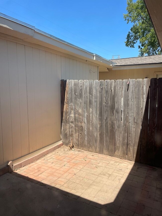 Building Photo - 2 Bedroom Duplex, 2 bath, carport