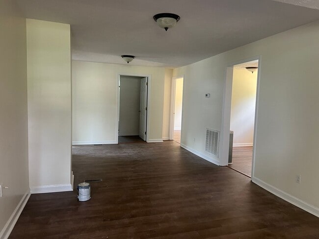 Building Photo - Very Nice 4 bedroom near Tri Cities Airpor...