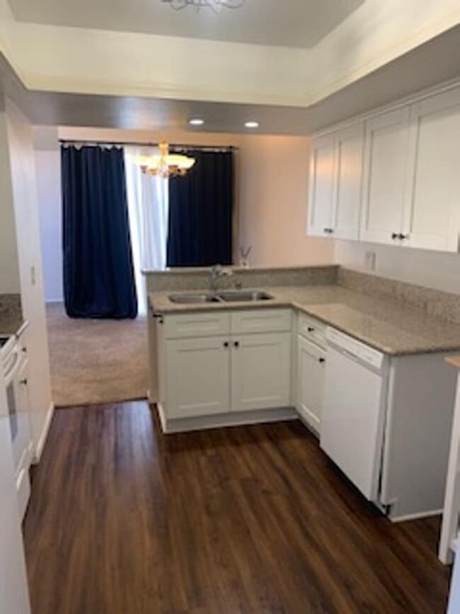 Building Photo - 2 Bedroom 1 Story Town Home