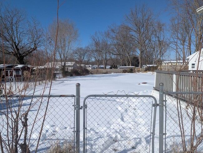 Building Photo - 3 Bedroom 2 Bath SFH