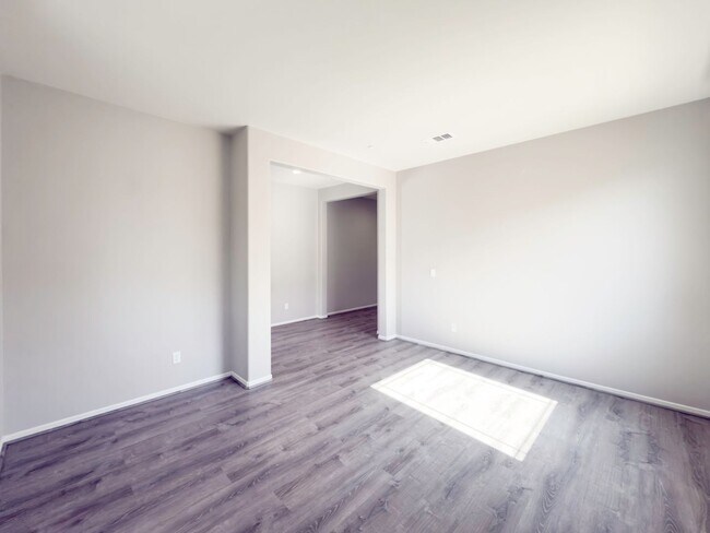 Building Photo - Beautiful 2 Story 5 Bedroom SOLAR Home + L...