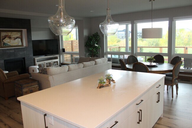 Building Photo - Stunning Fully Furnished Townhome with Lake Views