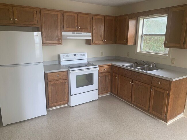 Building Photo - Cute home located in City Limits