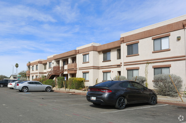 Building Photo - 2485 N Alvernon Way