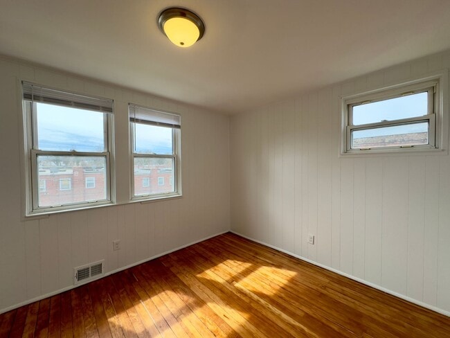Building Photo - Modern 2-Bedroom Townhome with Spacious Ya...