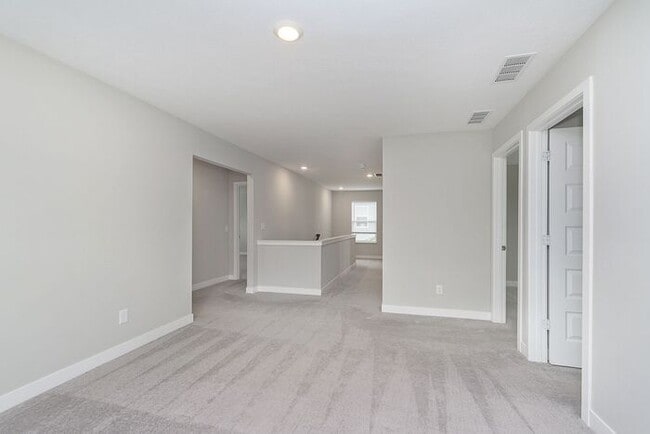 Building Photo - Like New 5 Bedroom 3 Full Bath With Fenced...