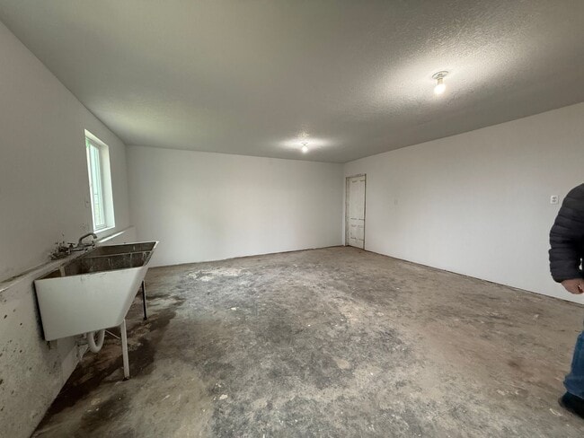 Building Photo - Country Home.  3 Bed 2 Bath