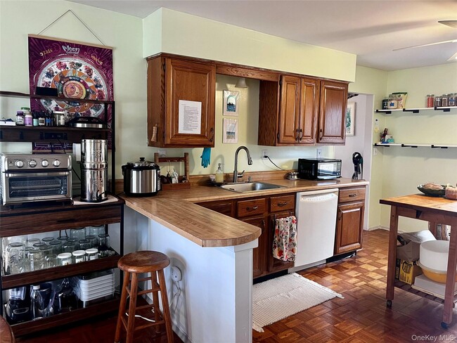 Building Photo - 16 Yeoman Ln