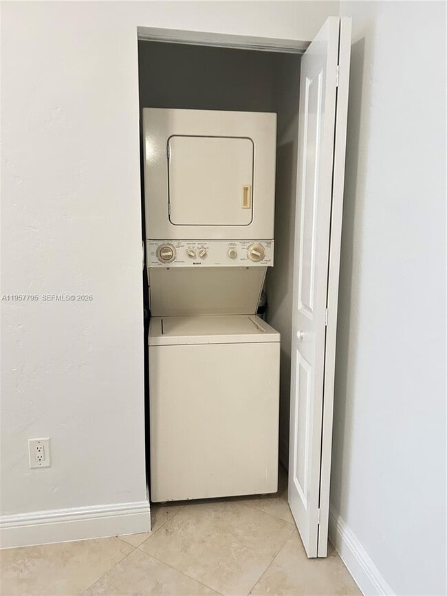 Building Photo - 2880 Pine Tree Dr