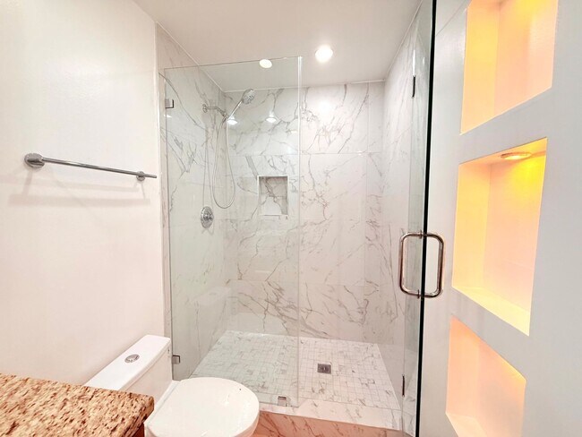 Building Photo - Beautiful Renovated Spacious Courtyard One Bedroom with patio, pool and 2 parking in Hollywood