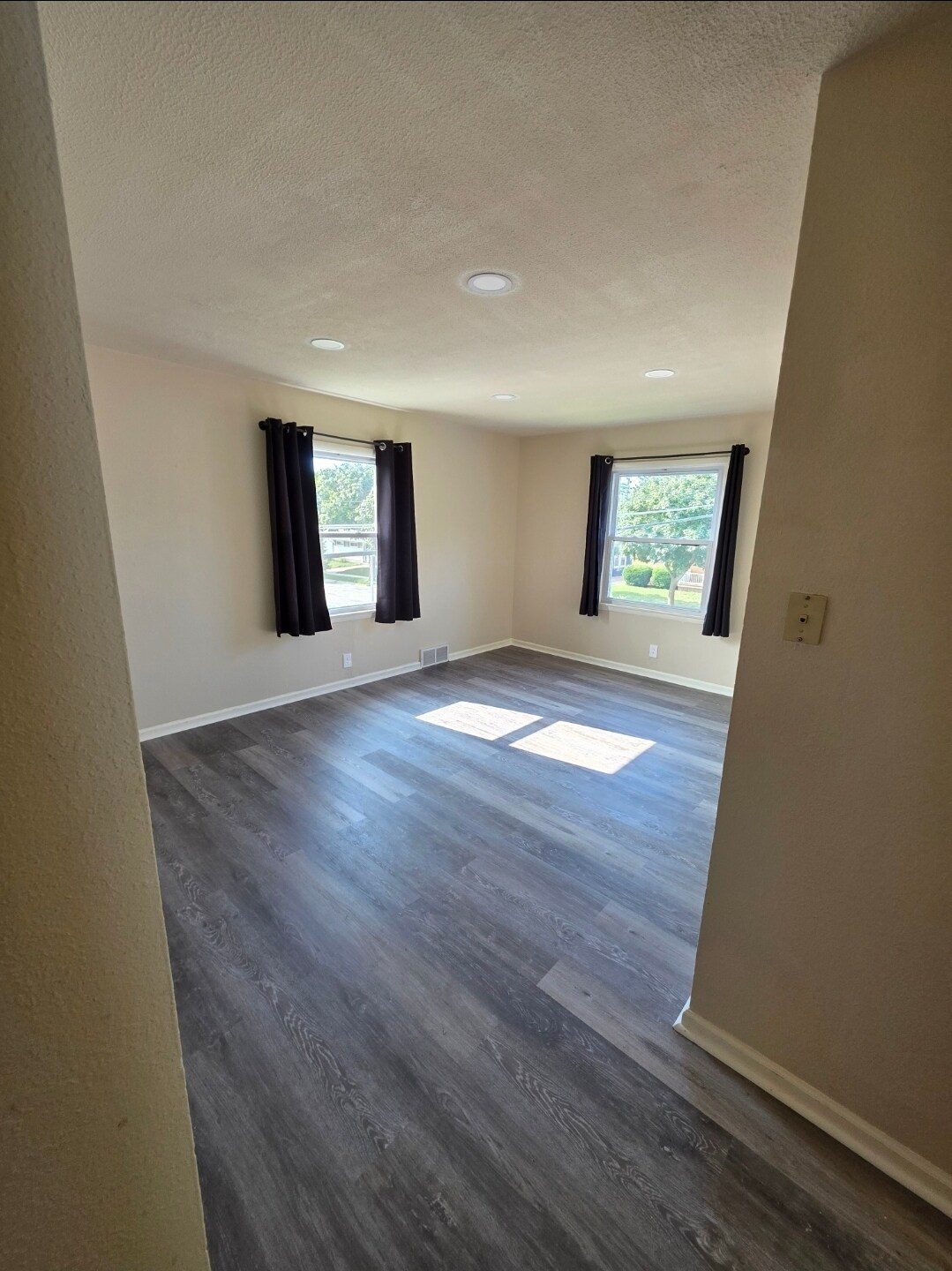 Building Photo - 4839 W Lynndale Ave