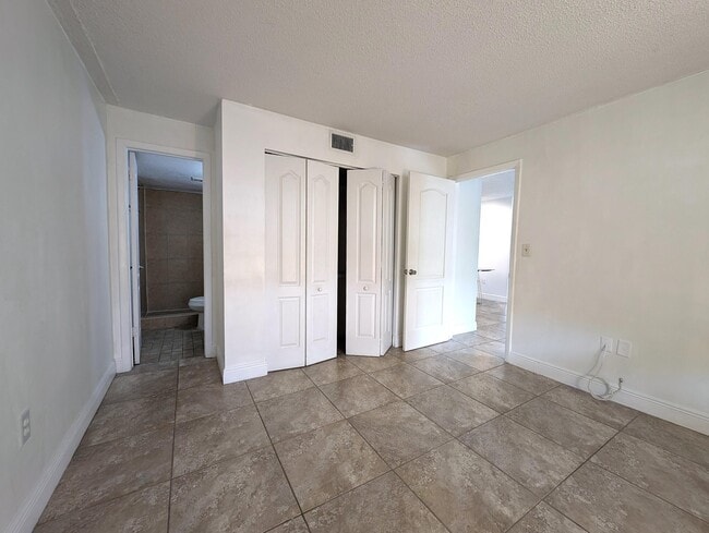 Building Photo - 1720 NW N River Dr