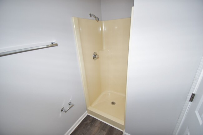 Building Photo - 3 Bedroom 2 Bath Pet Friendly Home For Rent!