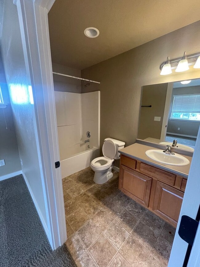 Building Photo - 2 bedroom 2 bath condo centrally located o...