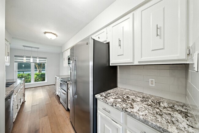Building Photo - 10333 Longmont Dr