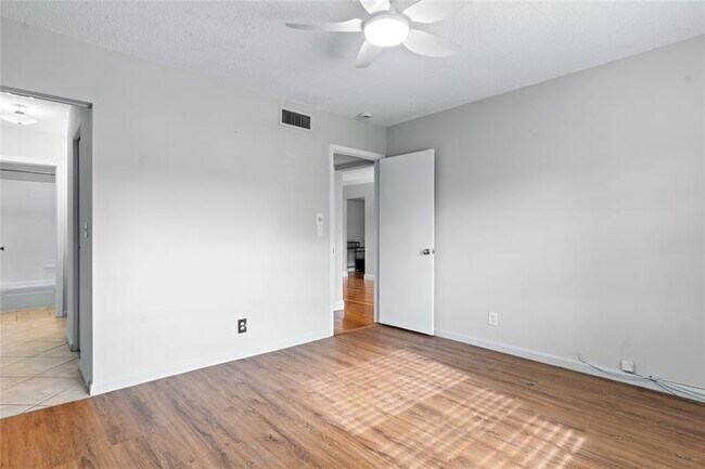 Building Photo - 140 Cypress Club Dr