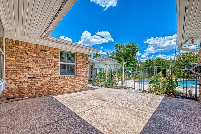 Building Photo - 918 Wycliffe Dr