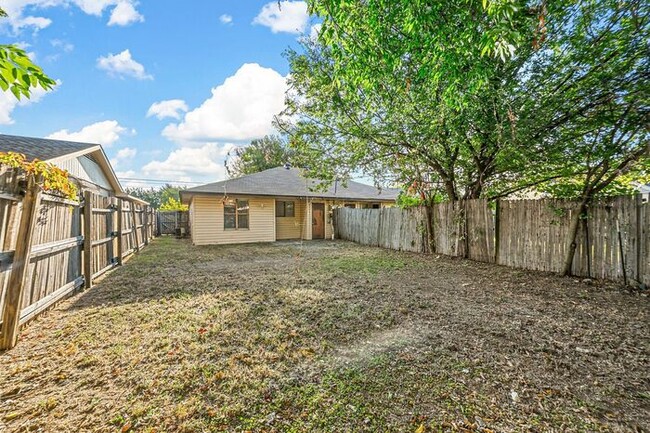 Building Photo - Two Bedroom Duplex For Rent in Cedar Hill.