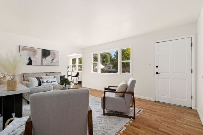 Building Photo - Stunning Fully Remodeled 3-Bedroom Home with Fenced Yard