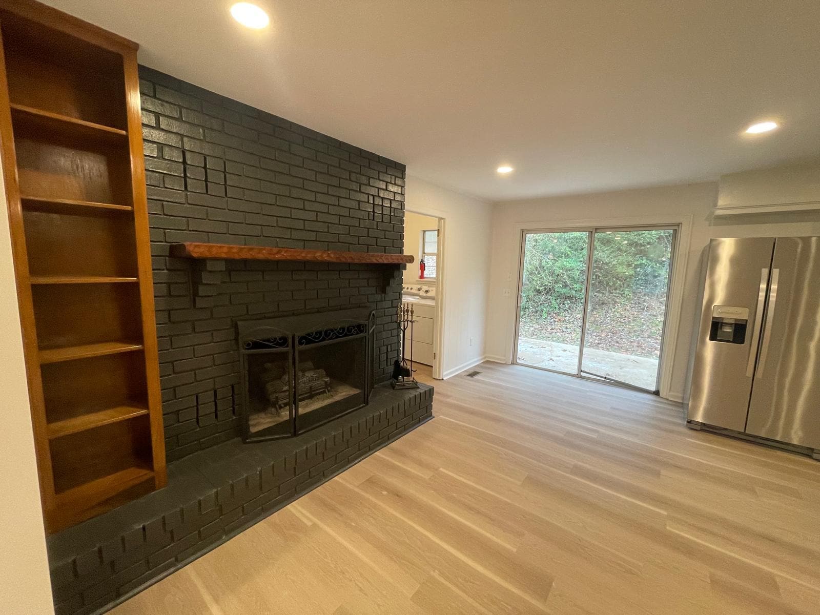 Living area (open concept) - 1936 Ashmore Ave