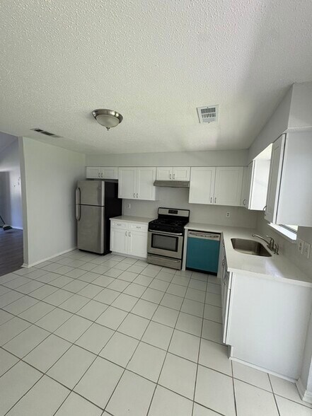 Kitchen - 157 Northwood Dr