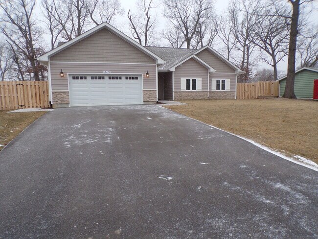 Building Photo - 33476 N Evergreen Dr