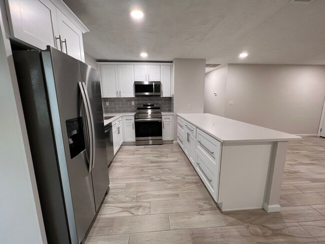 Building Photo - Location Annual Single Fam Rental Pets ok