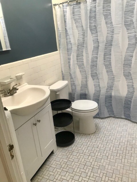 Master bathroom - 1010 Edgemore Rd
