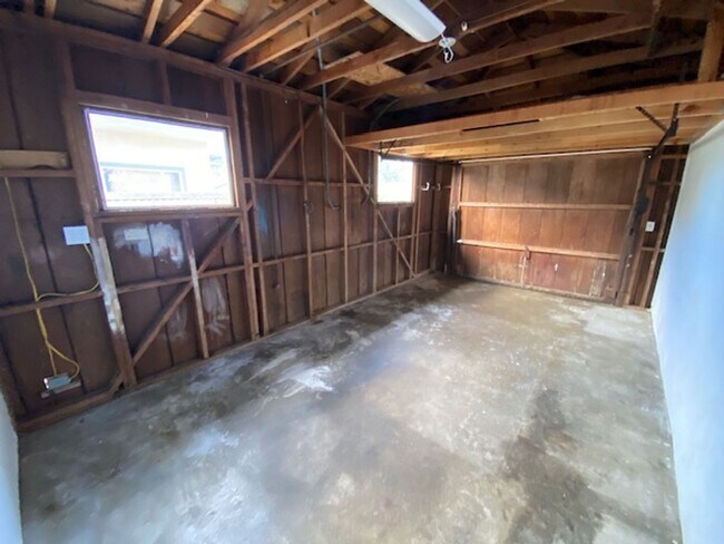 Building Photo - Beach Tract Cottage!