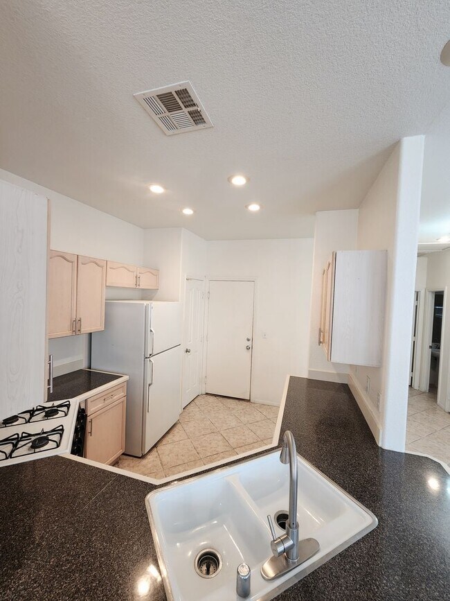 Building Photo - Silverado Ranch Single Story | 2 Bed | 2 Bath | 2-Car Garage