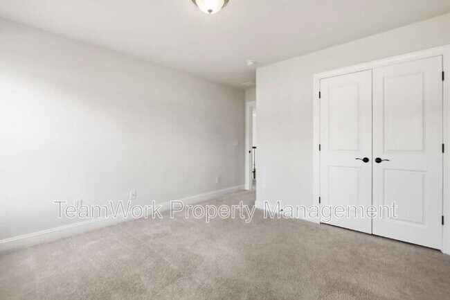 Building Photo - 233 Seaworthy St