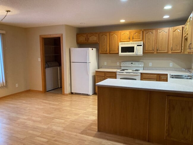 Building Photo - 2 Bed 2 Bath Twinhome with double attached garage SORRY NO PETS!!