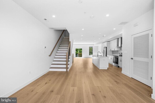 Building Photo - 2532 Elvans Rd SE