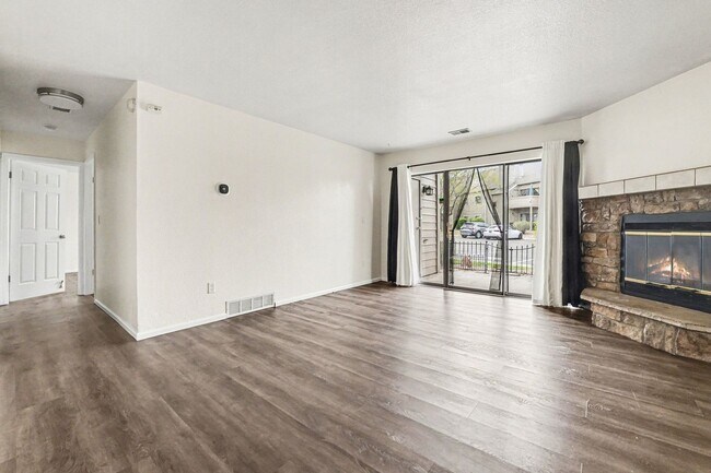 Building Photo - Updated 2 Bedroom 2 Bathroom Condo in Lakewood!