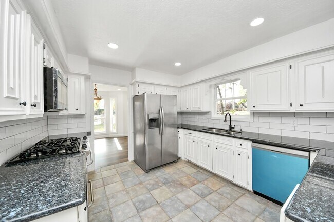 Building Photo - 616 S Rivershire Dr