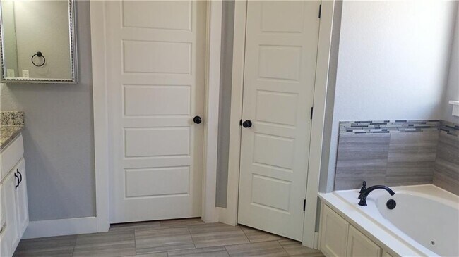 Building Photo - 1610 Sweetbriar Way