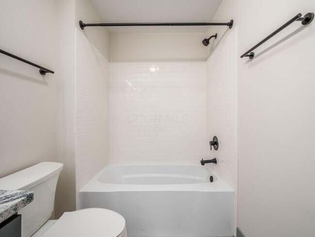 Building Photo - 384 Whitethorne Ave
