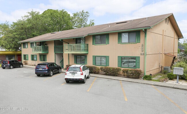 Primary Photo - 3765 Crown Point Rd