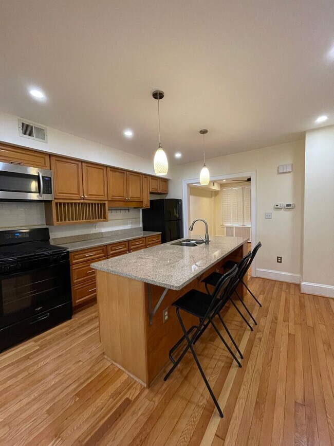 Building Photo - Charming 1928 Row Home for Rent with Modern Amenities — 2 Bedroom 2 Full Bath w/ 2 Half Baths, 2 ...