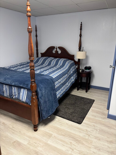 Building Photo - 13 Pennwood Rd