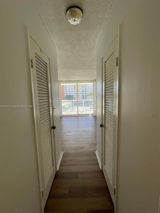 Building Photo - 1301 NE Miami Gardens Dr