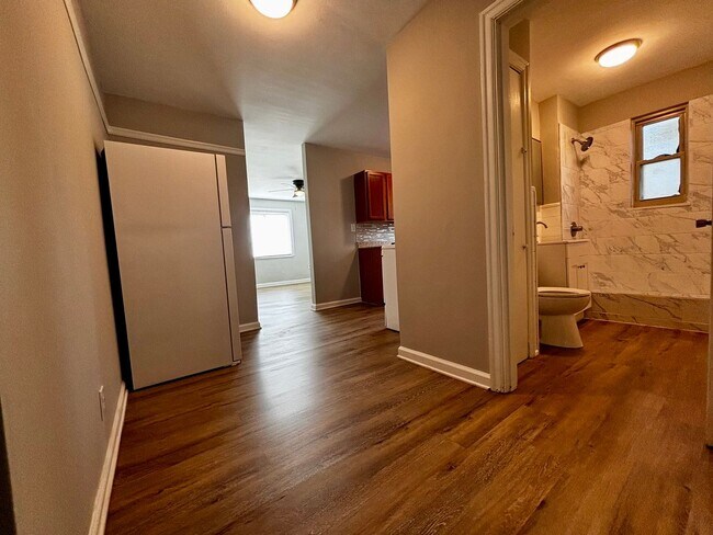 Building Photo - Newly Renovated 2 bedroom in Fairborn! Clo...