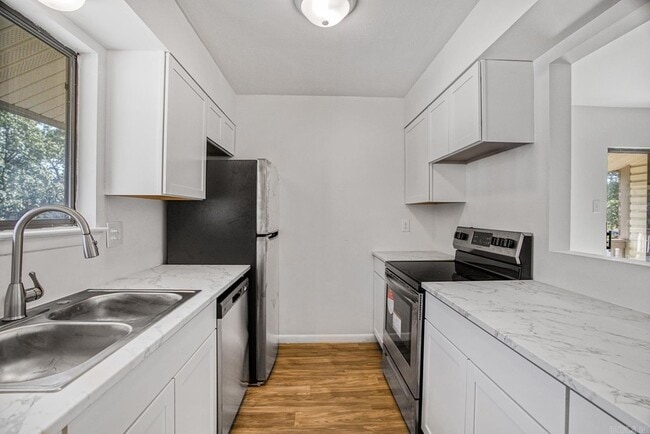 Building Photo - 101 Pine Forest Dr