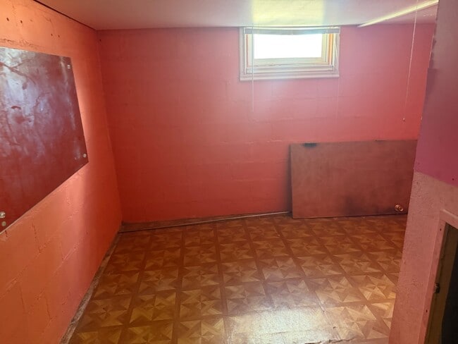 Building Photo - 614 W 8th Ave