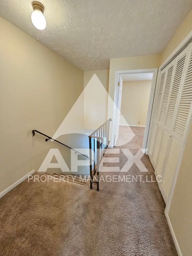 Building Photo - Spacious 2-Bdrm 1.5 Ba Townhouse style Con...