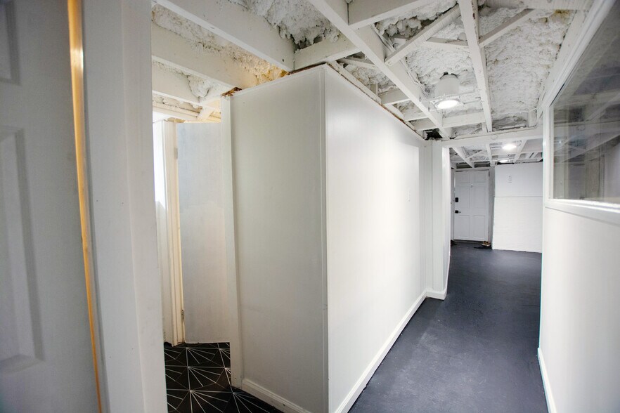Hallway looking towards living room - 1713 E Main St