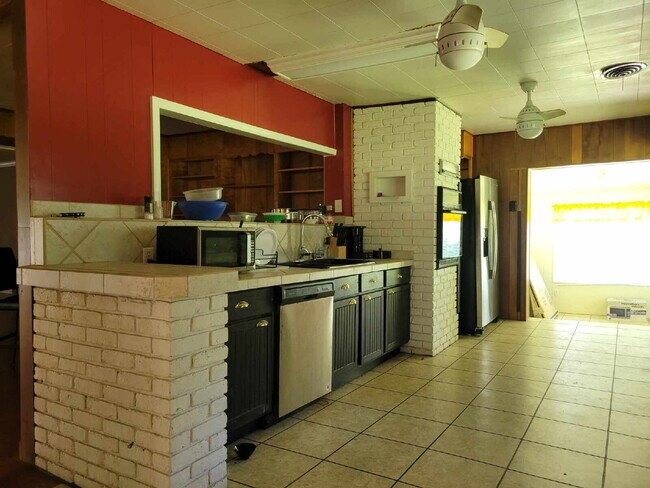 Building Photo - Huge house fully furnished!