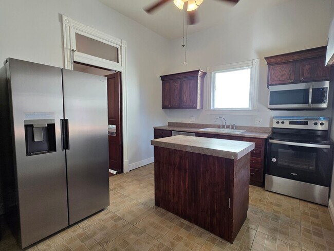 Building Photo - Large one story 3 bedroom Victorian cottage