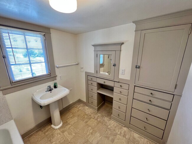 Building Photo - Historic Bluff Park 1BD Retreat | Top Floor Vintage Gem